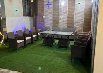 شاليه بجلسة تطل على مسبح داخلي 