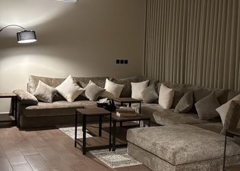 استراحة بمسطح اخضر وجلسه خارجيه