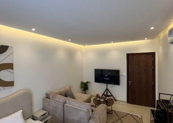 استديو بأثاث مريح وبسيط