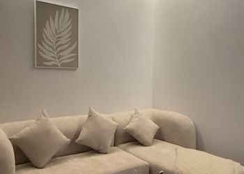 استديو بأثاث مريح وبسيط 
