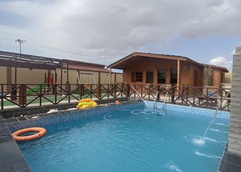 شاليه بجلسة خارجية ومسبح 