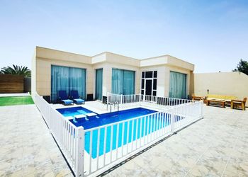 شاليه بمسطح اخضر وجلسة خارجية 