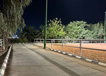 استراحة بجلسة مطلة على مسبح 