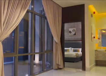 شاليه بمسطح اخضر وجلسة خارجية 