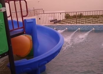 استراحة بمسبح بألعاب مائيه 