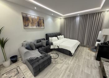 استديو بأثاث مريح وبسيط 