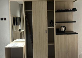 استديو بسريرين فردية وبأثاث بسيط 