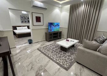 استديو بأثاث مريح وبسيط 