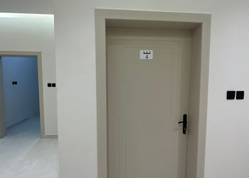 شقة بصالة أنيقة ودخول ذاتي