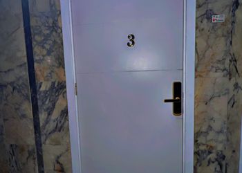 استديو انيق بجلسة جانبية