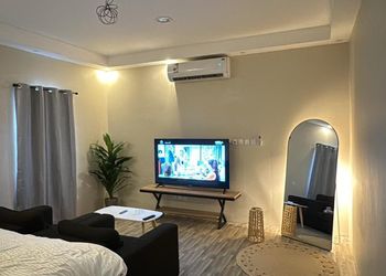 استديو بسرير ماستر وأثاث مريح 