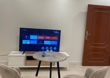 استديو بأثاث مريح وبسيط 
