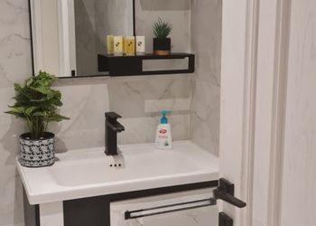 شاليه بجلسة تطل على مسبح خارجي 