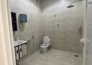 شاليه بجلسة مطلة على الحديقة 