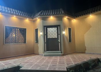 استراحة بمجالس واسعه ومسطح اخضر