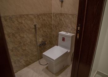 شاليه بمجلس رئيسي وطاولة طعام وغرفة نوم
