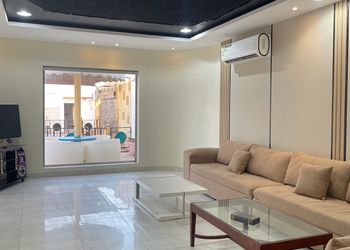 شاليه بجلسة تطل على مسبح خارجي 