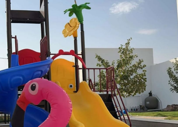شاليه بمسطح اخضر والعاب اطفال