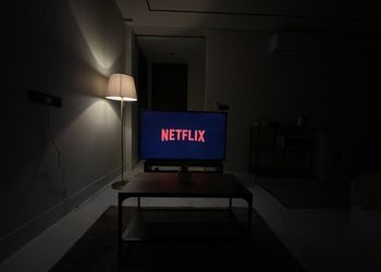 استديو بأثاث مريح وبسيط 