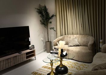 شقة بصالة هادئة وثلاث غرف نوم 