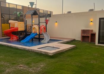 شاليه بركن شواء ومسطح اخضر 