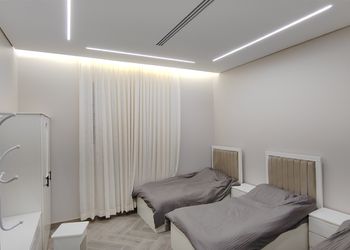 شاليه بمسطح اخضر ومسبح 