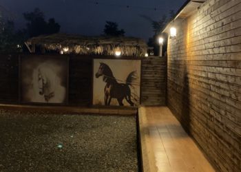 مزرعة بمسطح اخضر وجلسة خارجية