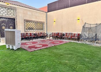 شاليه بألعاب مائية ومسطح اخضر