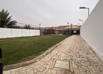 شاليه بمسبح خارجي وجلسة خارجية