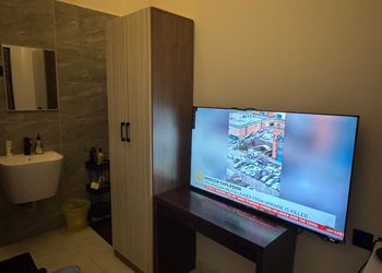 استديو بأثاث مريح وبسيط 