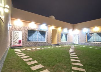 شاليه بجلسة تطل على مسبح خارجي 