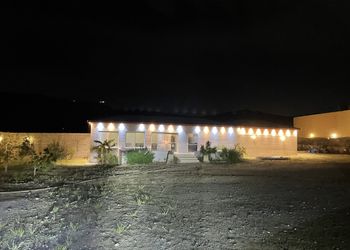 استراحة بصالة جلوس وجلسة خارجية