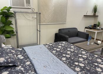استديو بأثاث مريح وبسيط 