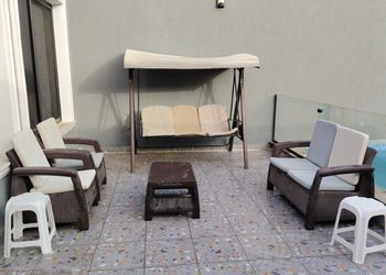 شاليه بألعاب أطفال وجلسة خارجية