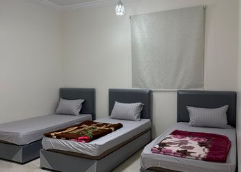 شقة بثلاث غرف نوم وصالة جلوس