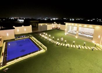 شاليه بمسطح اخضر ومسبح