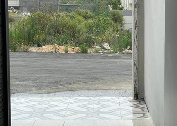شقة بصالة وثلاث غرف نوم 