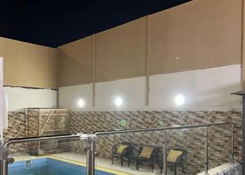 شاليه بجلسة خارجية ومسطح اخضر