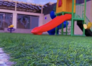 شاليه بألعاب أطفال وجلسة خارجية