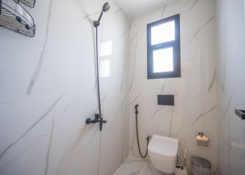 استديو بأثاث مريح وبسيط 