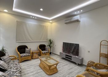 استراحة بصالة جلوس وفناء خارجي