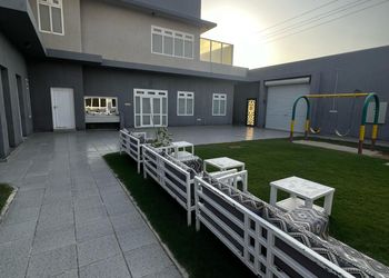 استراحة بمسطح اخضر ومجالس