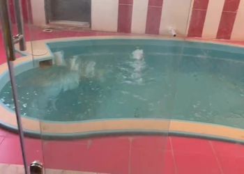 غرفة بسرير ماستر ومسبح 
