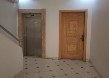 استديو بأثاث مريح وبسيط 