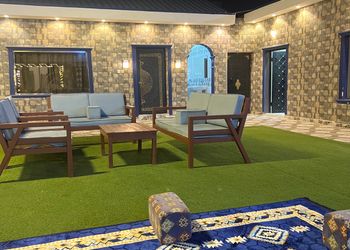 شاليه بمسطح اخضر وجلسة خارجية 