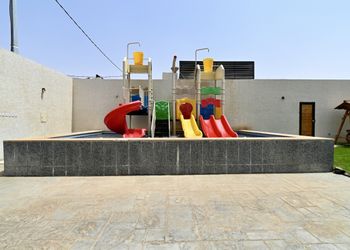 شاليه بمسطح اخضر و العاب مائيه