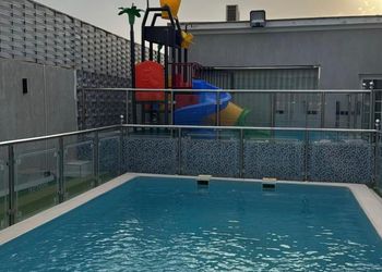 شاليه بغرفة نوم مطلة على المسبح