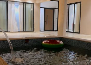 شاليه بمسبح خارجي وصالة جلوس