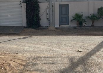 شاليه بجلسة خارجية ومسطح أخضر