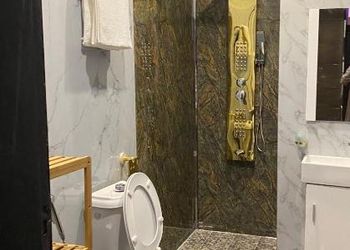 استديو بأثاث مريح وبسيط 